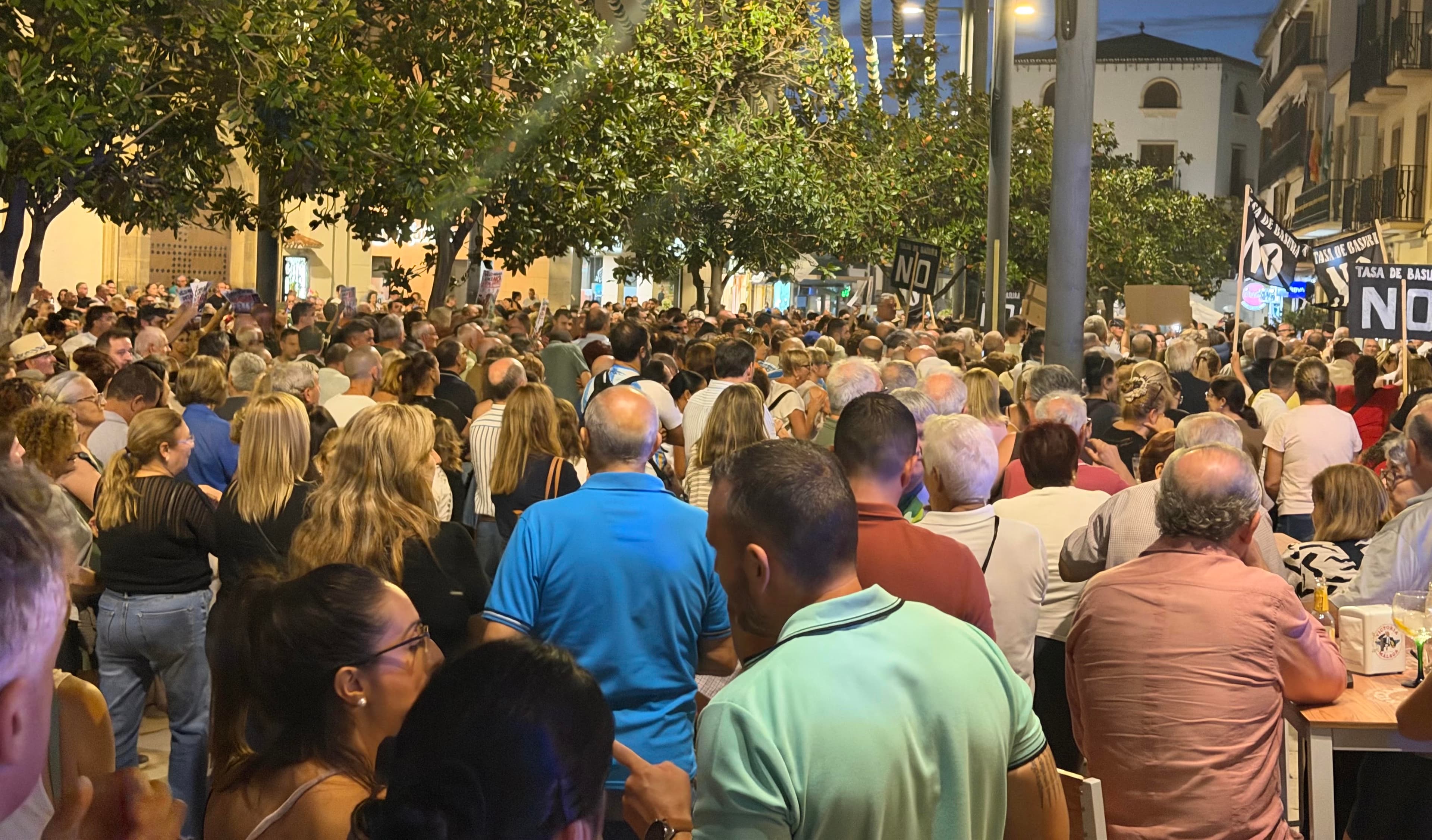 Miles de personas se manifiestan en Vélez-Málaga en contra de PP y GIPMTM por la implantación de la “doble tasa de basura”