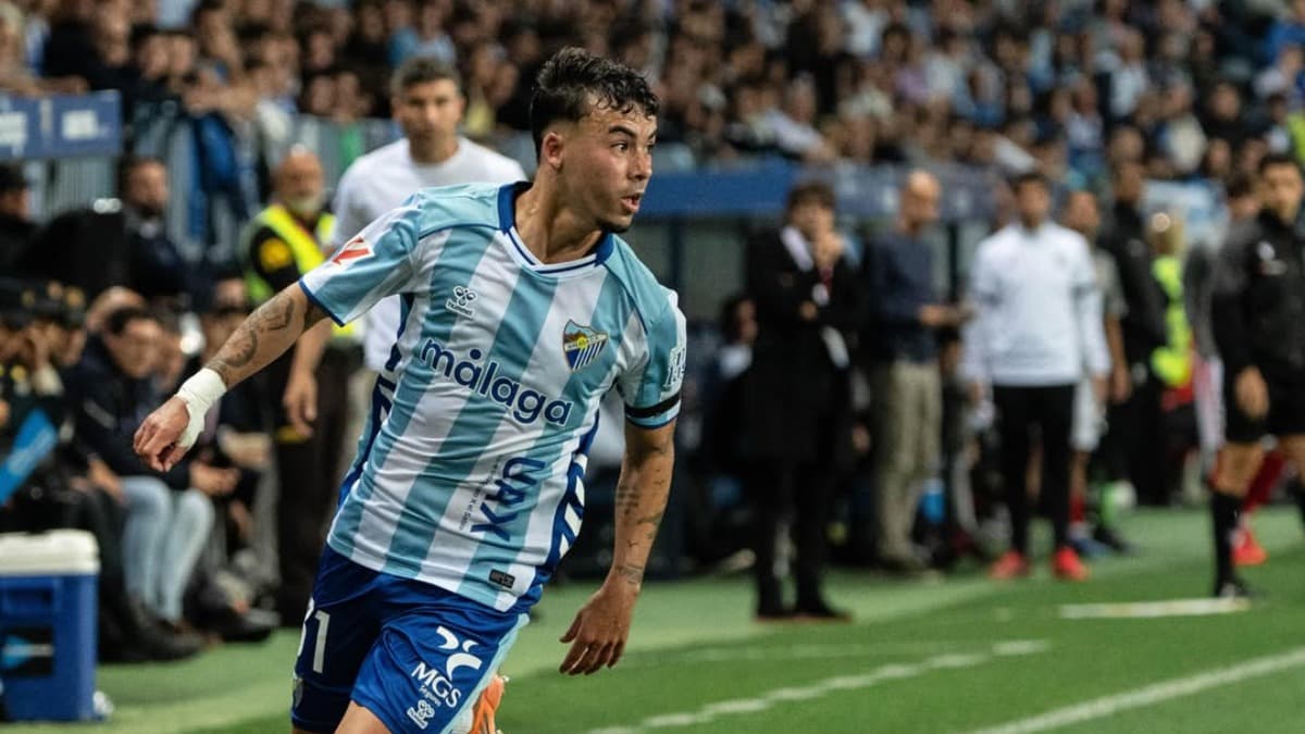 Rafita, con la camiseta del Málaga CF, conduce el balón por la banda durante un partido en La Rosaleda